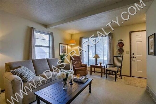 Building Photo - Beautiful Duplex in Olathe-Available in JU...
