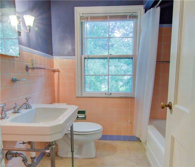 Building Photo - 4 Bed 3.5 Bath in Cleveland Heights - You ...