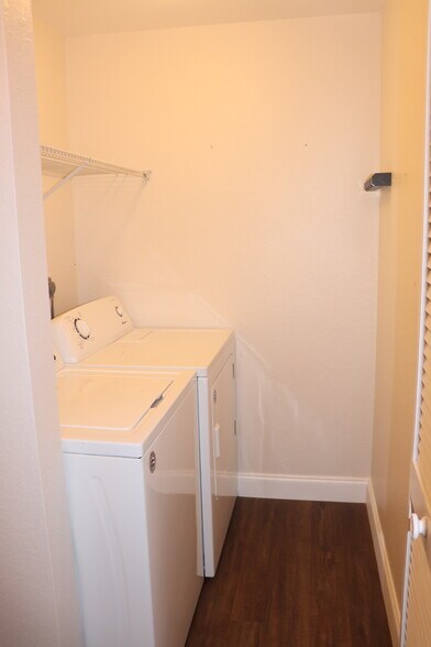 laundry room unit - 1096 Woodshire Ln