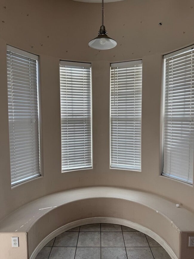 Building Photo - Spacious 5-Bedroom, 2-Bathroom Home in Southwest Bakersfield