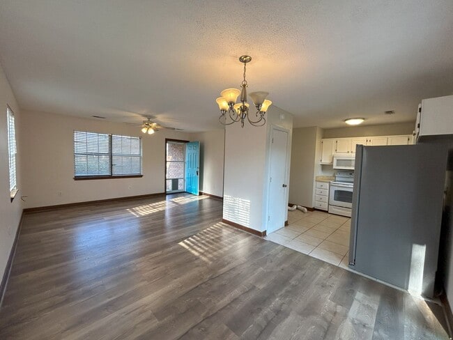 Building Photo - Charming 3 bedroom, 2 bathroom one level home in Murrayville!