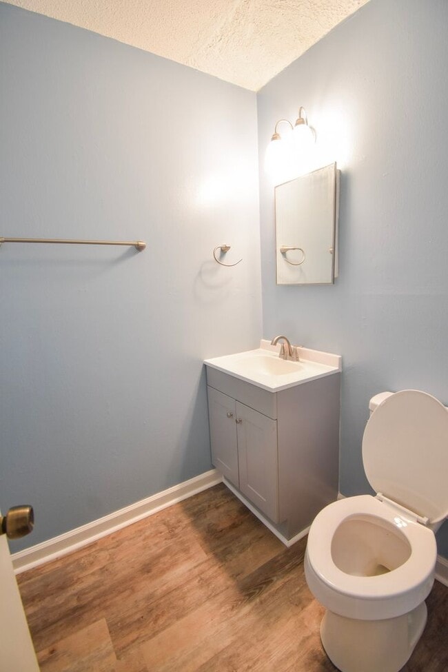 Building Photo - 3 Bedroom and 1.5 Bath Home- Hardwood Floors