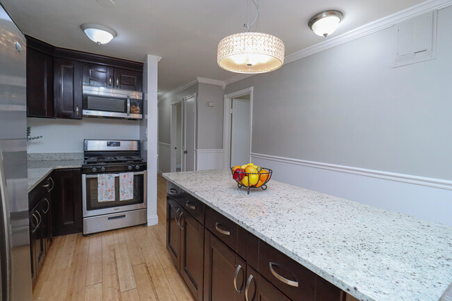 Kitchen with island/bar - 4411 Romlon St