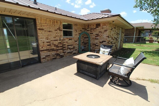 Building Photo - 1218 Christine Rd