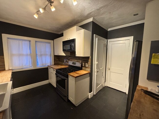 Building Photo - 1067-1069 Saint Clair Avenue