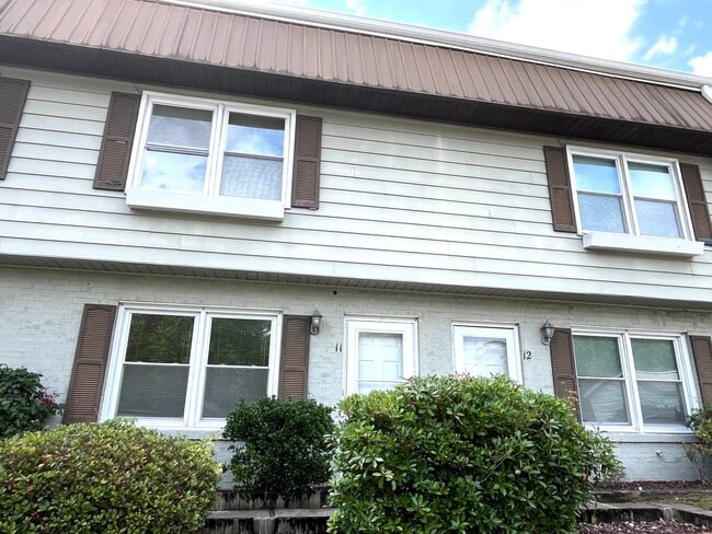Building Photo - 2 Bedroom, 1.5 Bath Town Home Located at E...