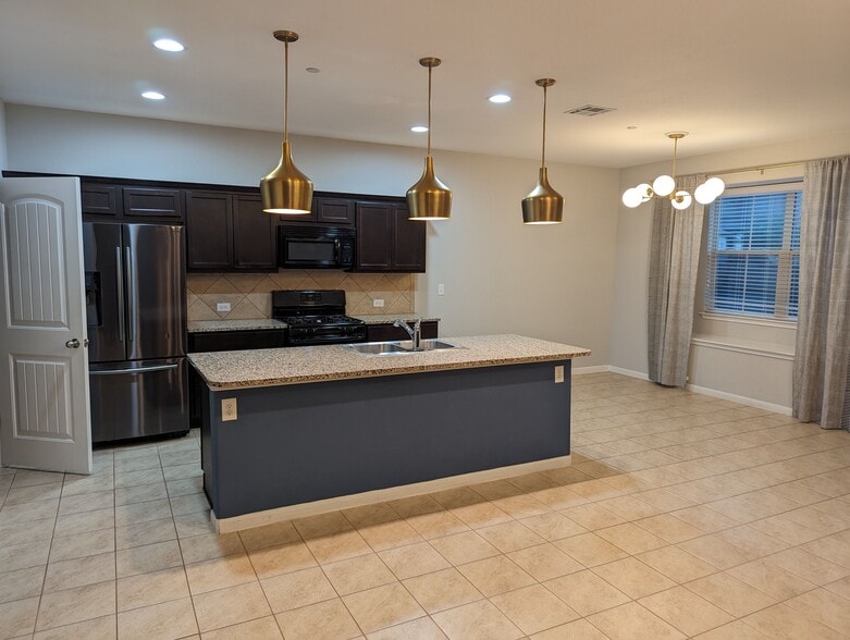 Building Photo - 2880 Donnell Dr