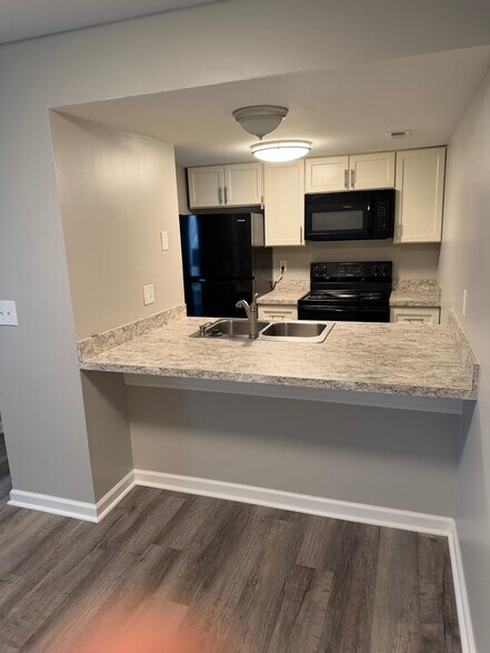 Kitchen Breakfest Bar - 1085 Merrimar Cir N