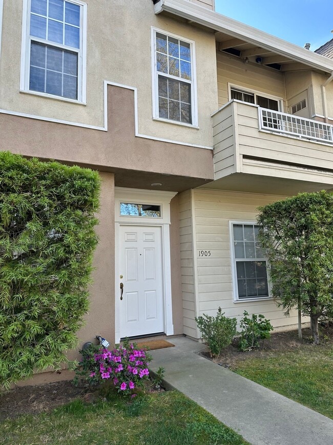 Building Photo - Exceptionally Spacious and Modernized 2x2 Townhouse w/Garage and Washer/Dryer Hookups!