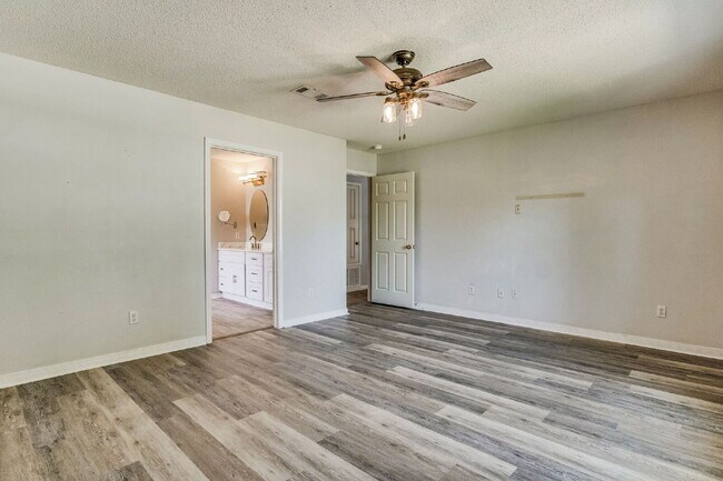 Building Photo - Welcome to your dream home! This stunning ...