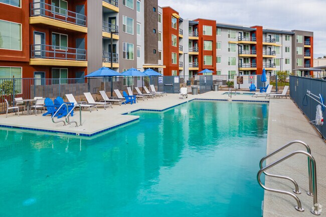 Building Photo - V on Broadway