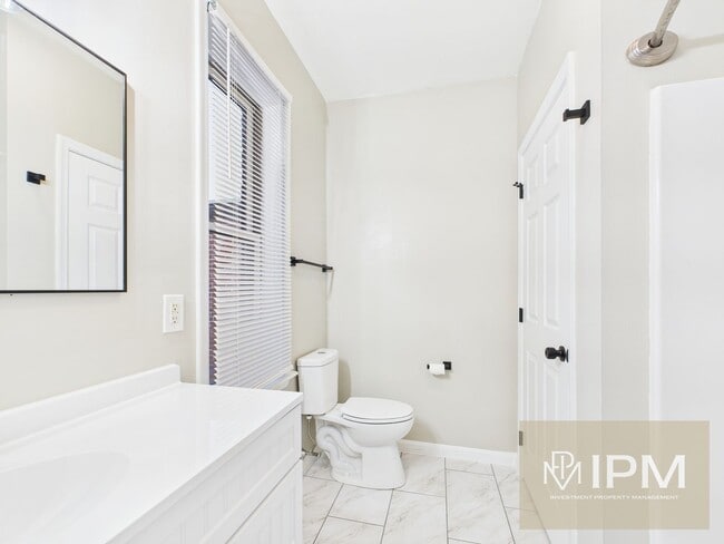 Building Photo - Beautiful 4 Bedroom, 1 Bath Home with Off-Street Parking!!