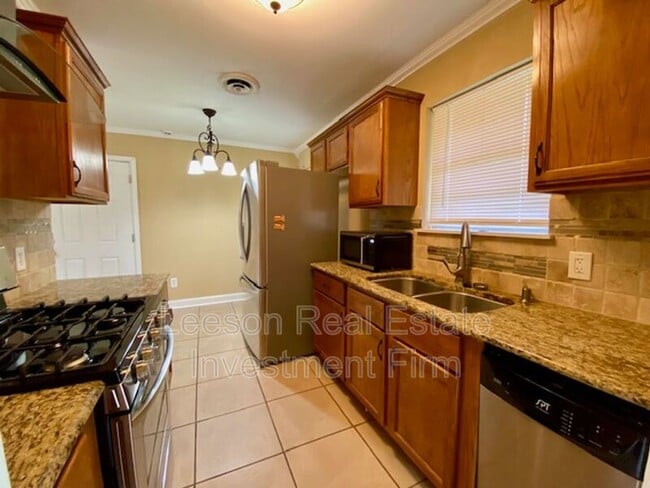 Building Photo - 9418 Poinsettia Dr