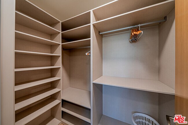 Building Photo - 6142 1/2 Lexington Ave