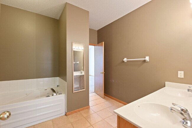 Building Photo - Charming 2-Bed Townhouse in Wayzata with Hardwood Elegance & Cozy Fireplace!