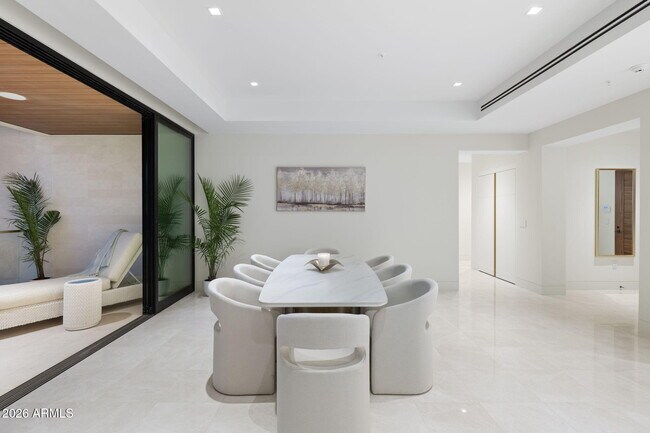 Building Photo - 6587 N Palmeraie Blvd