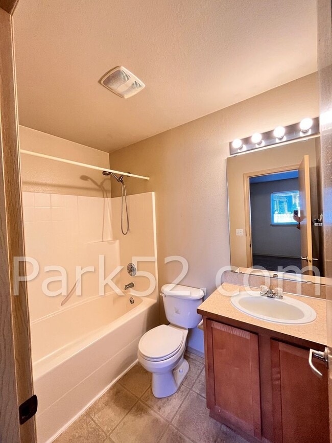 Building Photo - 3-Bedroom Duplex Home - Gated Community - South Hill