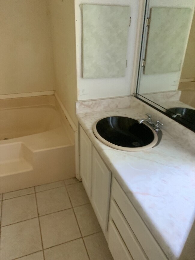 Building Photo - 119 Robin Hood Rd