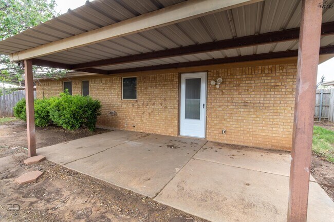 Building Photo - 1302 Mockingbird Dr