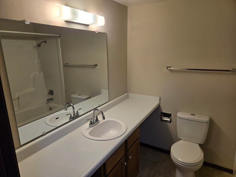 Building Photo - 11 Village Ct