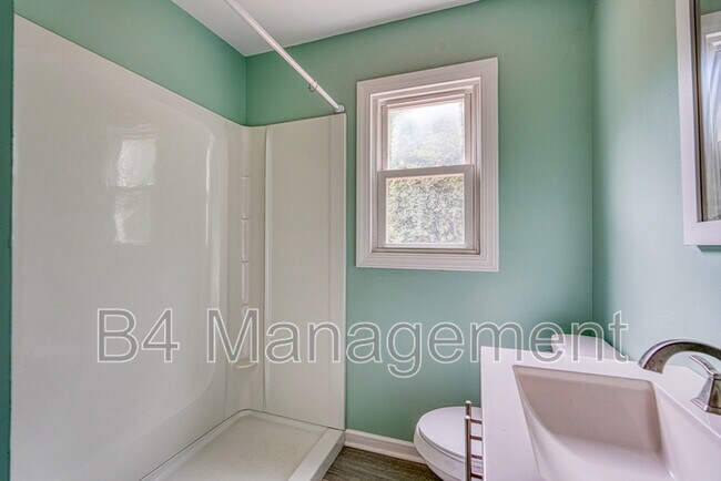 Building Photo - 925 Brentwood Dr