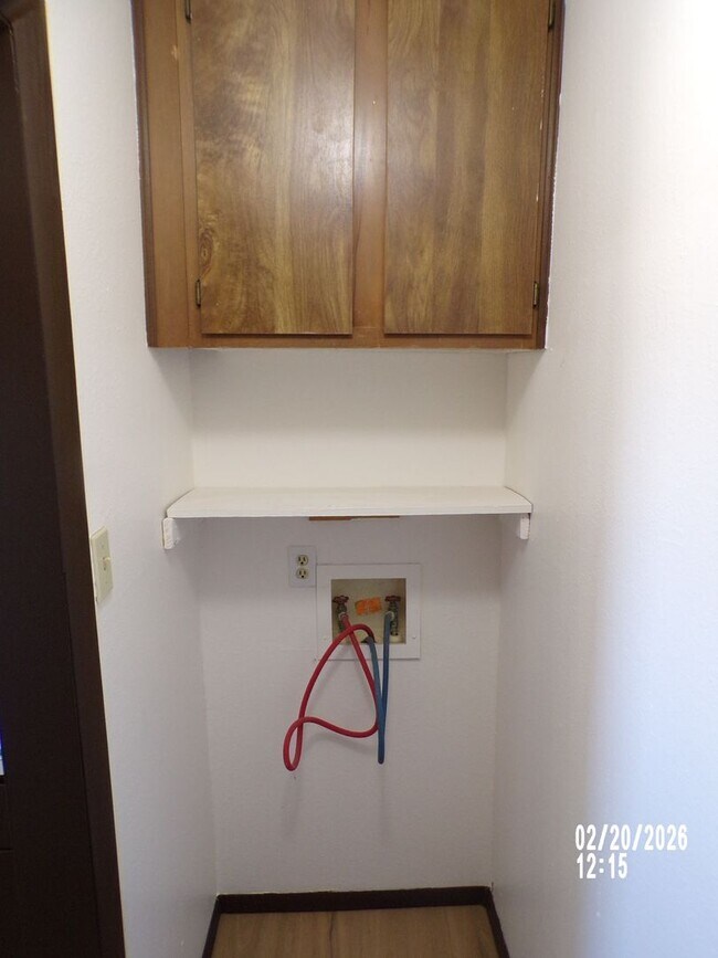 Building Photo - 2 STORY TOWNHOUSE , CLOSE TO SHOPPING AND RESTAURANTS