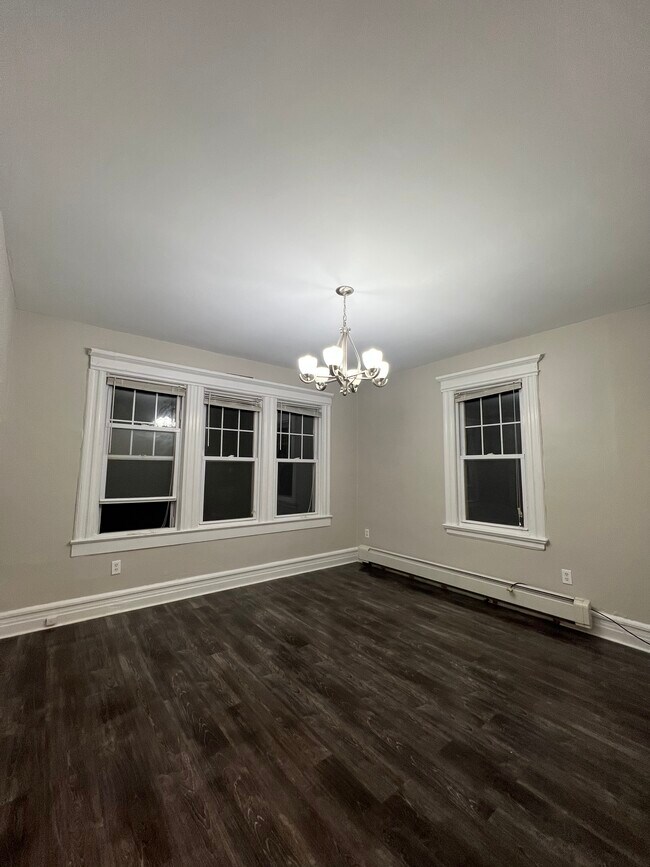 Building Photo - 214 Maple St