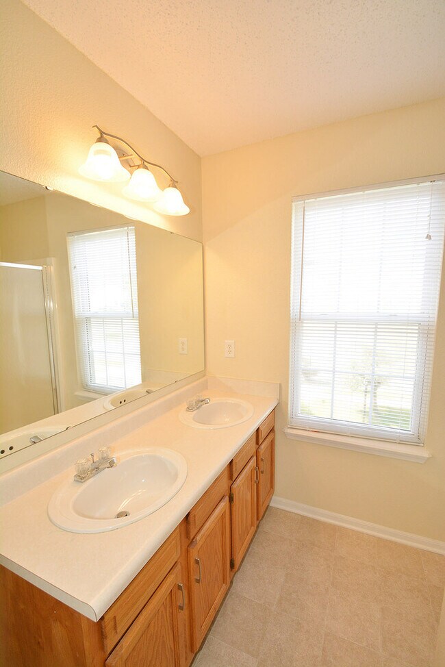 Building Photo - Pike Township 4 bedroom home