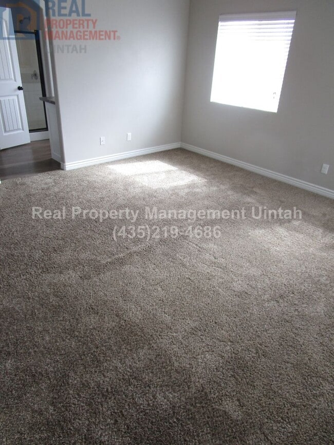 Building Photo - 3 bed 2.5 bath townhome in Fox Run