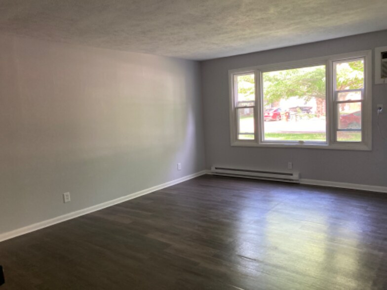 Building Photo - 391 Lynn Dr