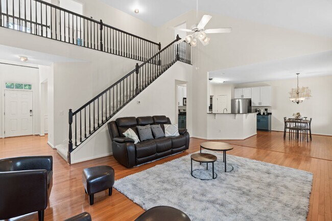 Building Photo - Gorgeous 4 Bedroom Home with Spacious Layo...
