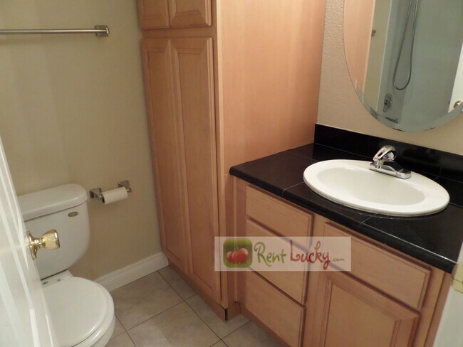 Building Photo - Super Cute Studio w/Parking in Fantastic Downtown Seattle Location!!