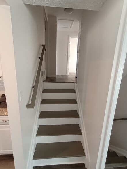 Upper Level Stairs - 904 Leslie Ct