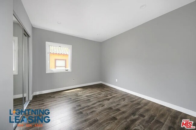 Building Photo - 1050 1/2 Meadowbrook Ave-A