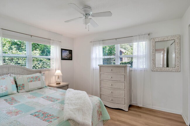 Building Photo - 539 W Osceola St
