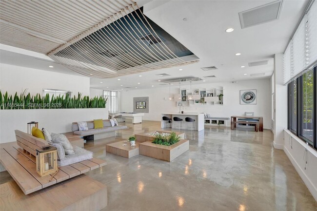 Building Photo - 516 SE 1st Cir