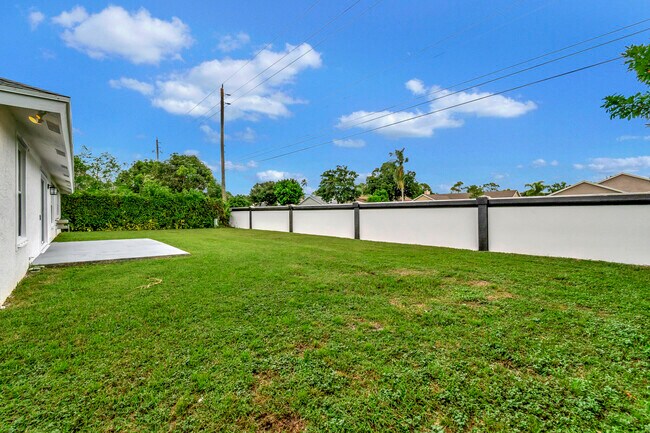 Building Photo - 1588 Farmington Ave