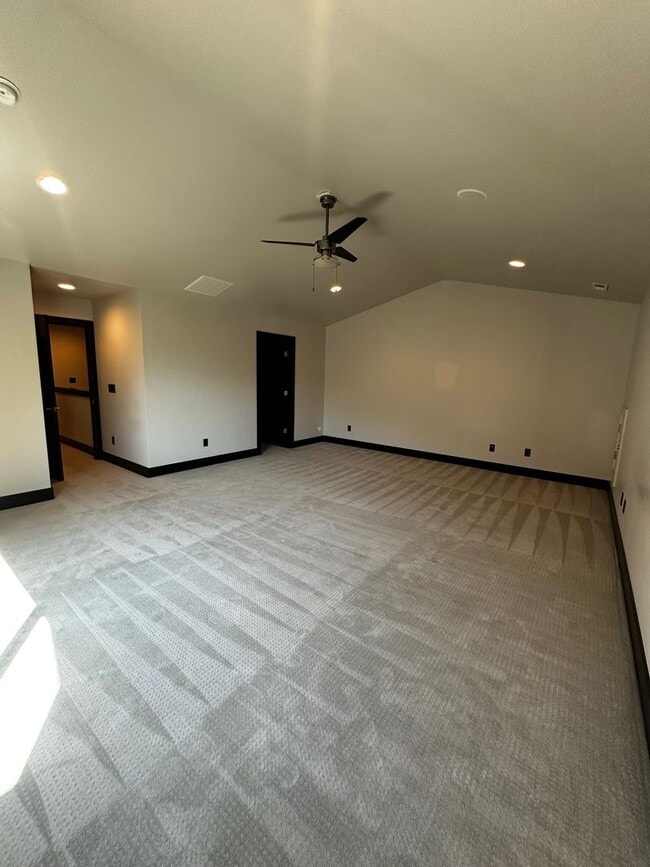 Building Photo - Gorgeous modern 5 bedroom - Minutes from MSU!