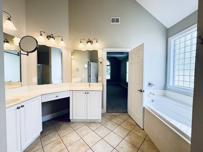 Building Photo - 3571 Brampton Dr