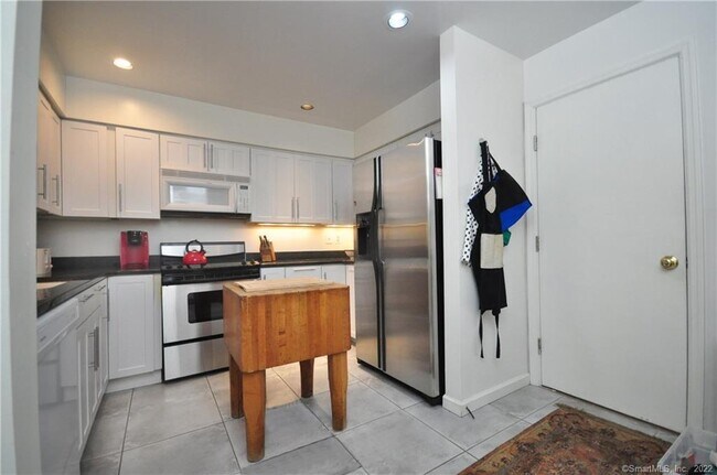 Building Photo - 93 Litchfield Ponds Dr