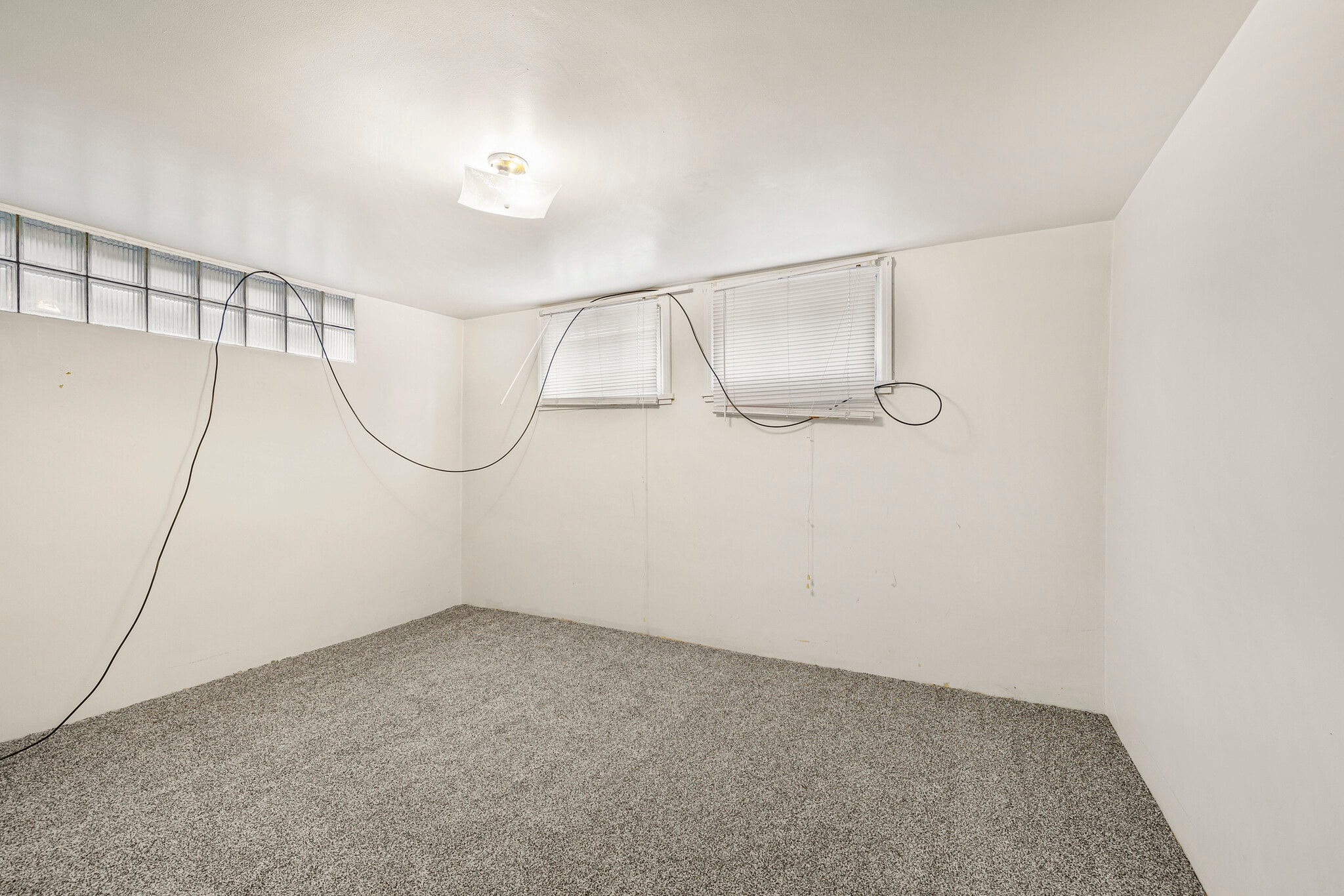 Building Photo - 225 E 2nd S