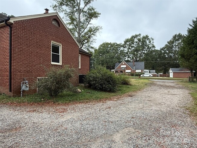 Building Photo - 730 E Iredell Ave