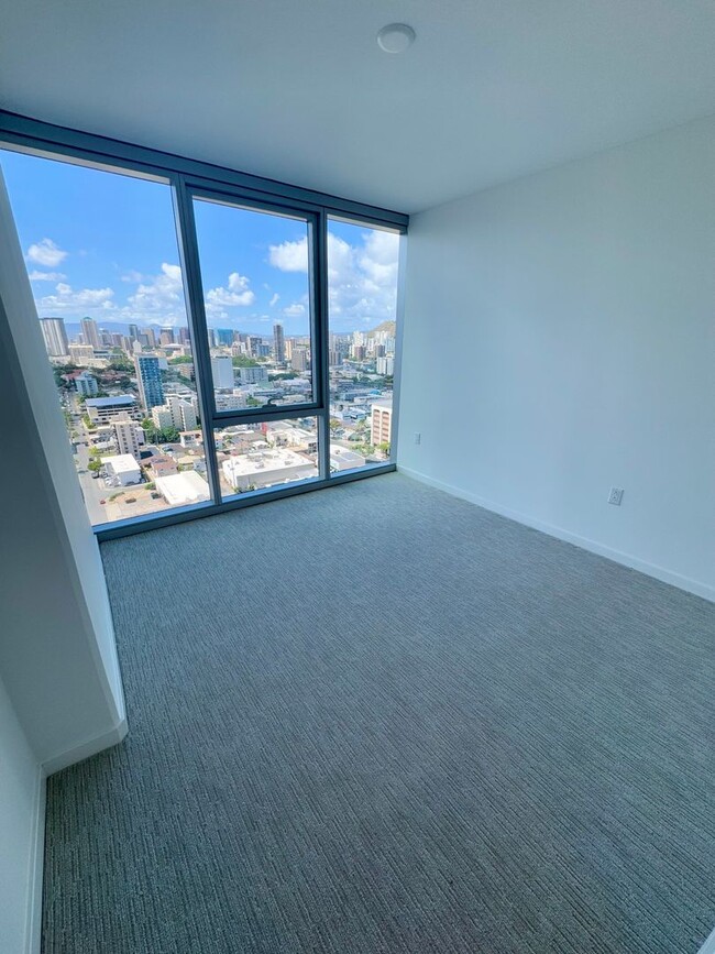Building Photo - Brand new, high floor unit w/ 1 parking st...