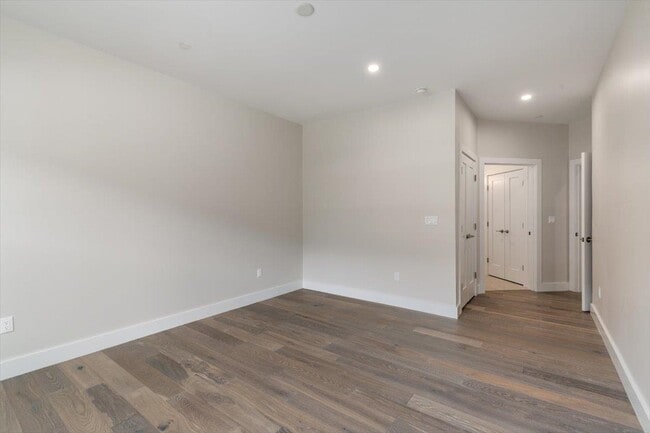 Building Photo - 65 Pointe Pl