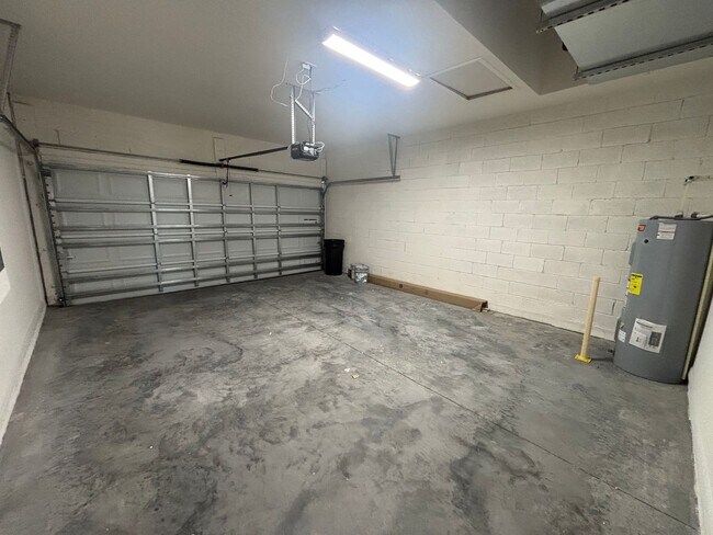 Building Photo - Charming House with tons of Amenities (all...
