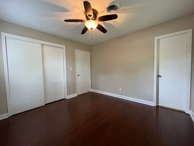 Building Photo - Sweet & Stylish 3 Bedroom 1.5 bath