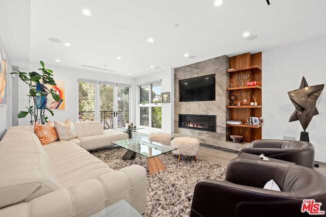 Building Photo - 1940 Kelton Ave