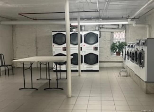 Building Photo - 2081 Cruger Ave