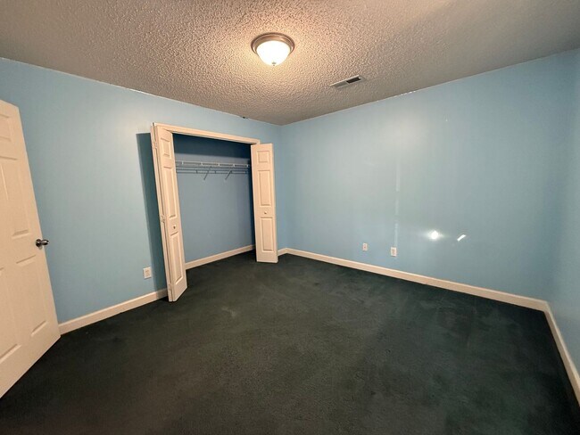 Building Photo - 4/2 Home Available Now!