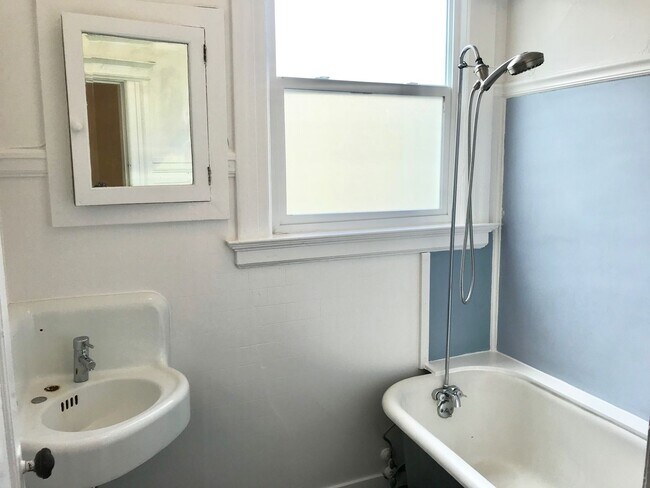 Building Photo - Top Floor Huge 4BR Flat, In Unit Laundry i...